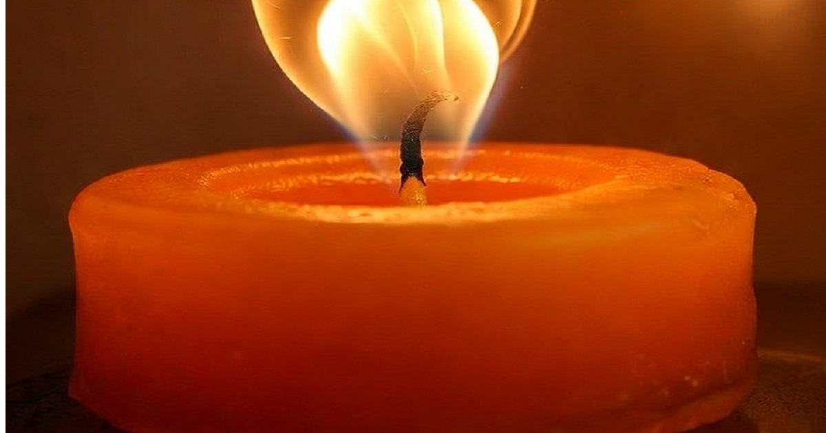 A vela laranja trabalha o ânimo, criatividade e impulso de ação.