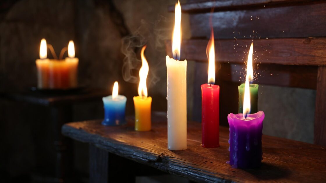 Ao acender uma vela com uma intenção, você inicia um diálogo silencioso com o invisível.