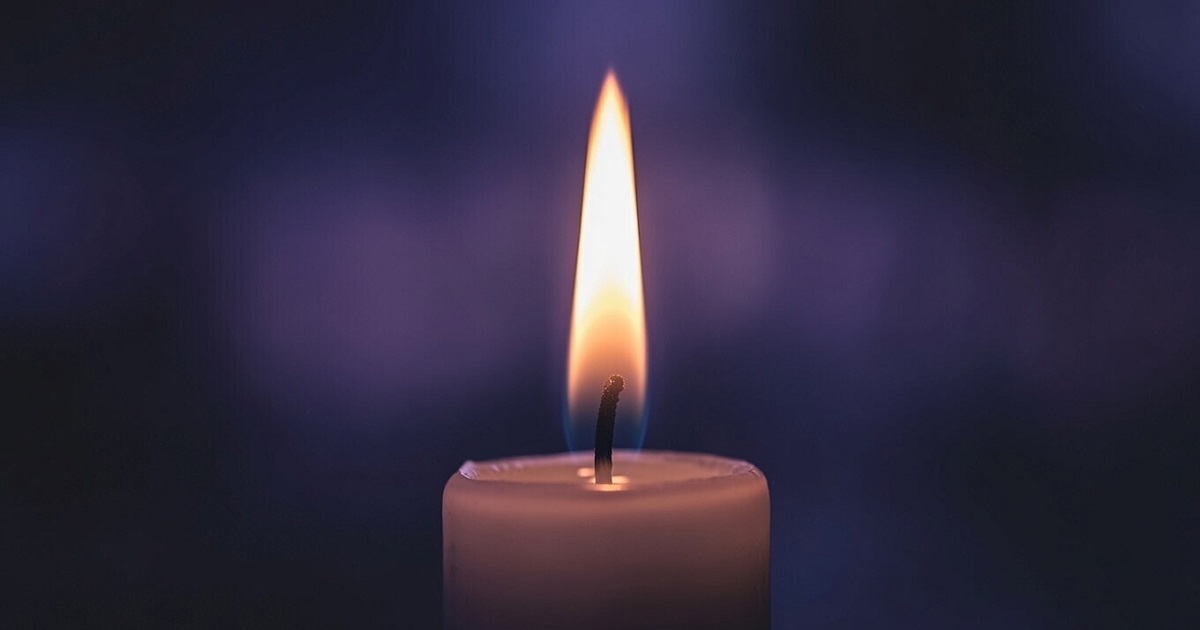 Existe um momento, quase um ritual silencioso, que une pessoas de diferentes crenças e culturas: o ato de acender uma vela e simplesmente observar sua chama.