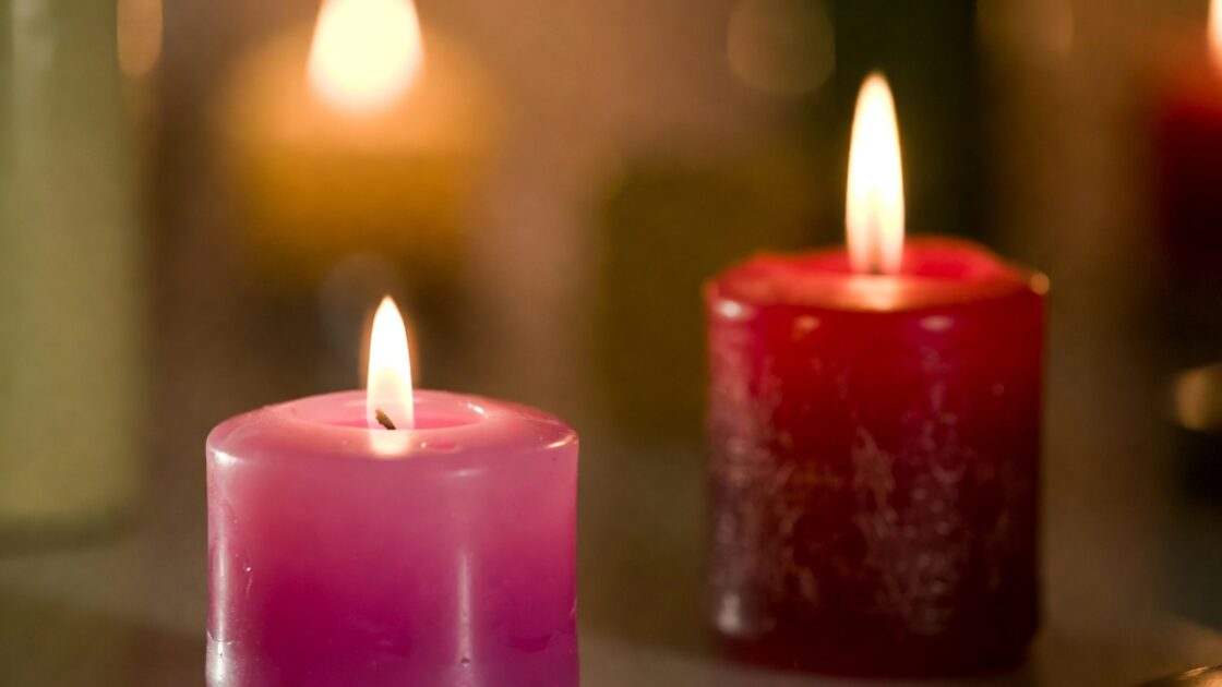 Ritual com Vela Rosa e Vermelha