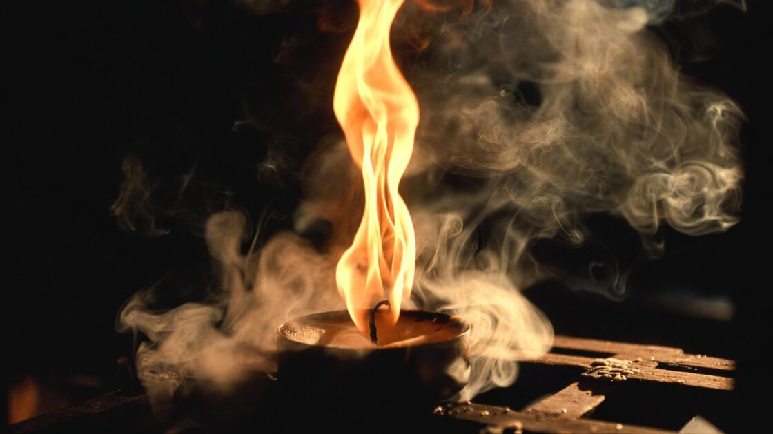 O Que Significa Uma Vela com Chama Alta e Trêmula?